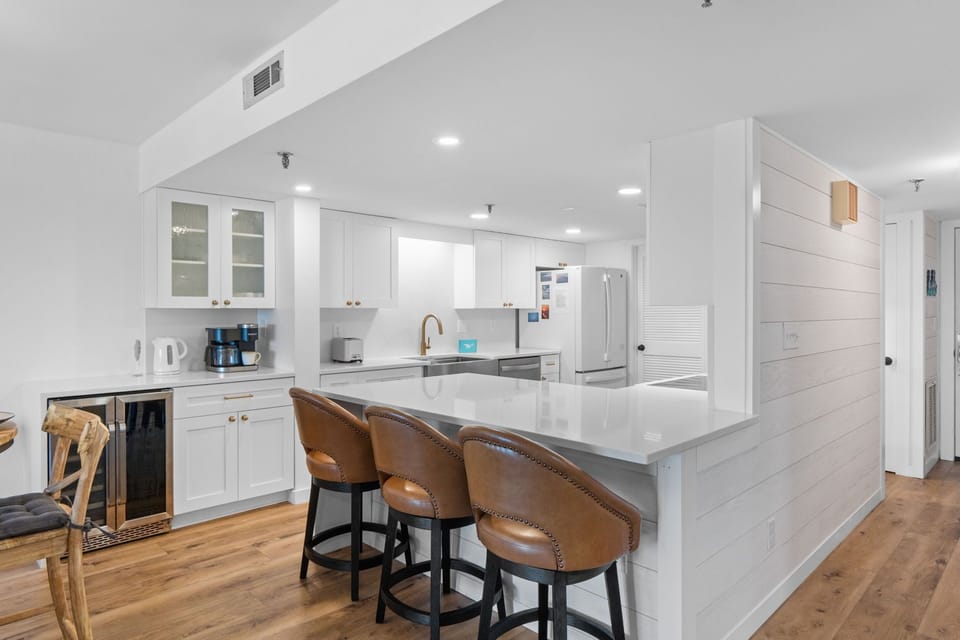 Kitchen - Additional seating at the kitchen island.