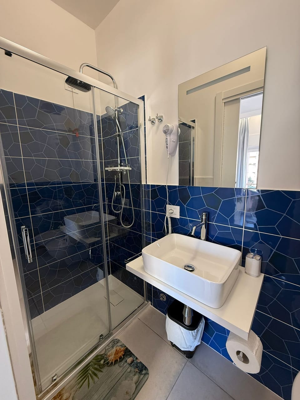 Deluxe Room, Sea View | Bathroom | Shower, rainfall showerhead, hair dryer, towels