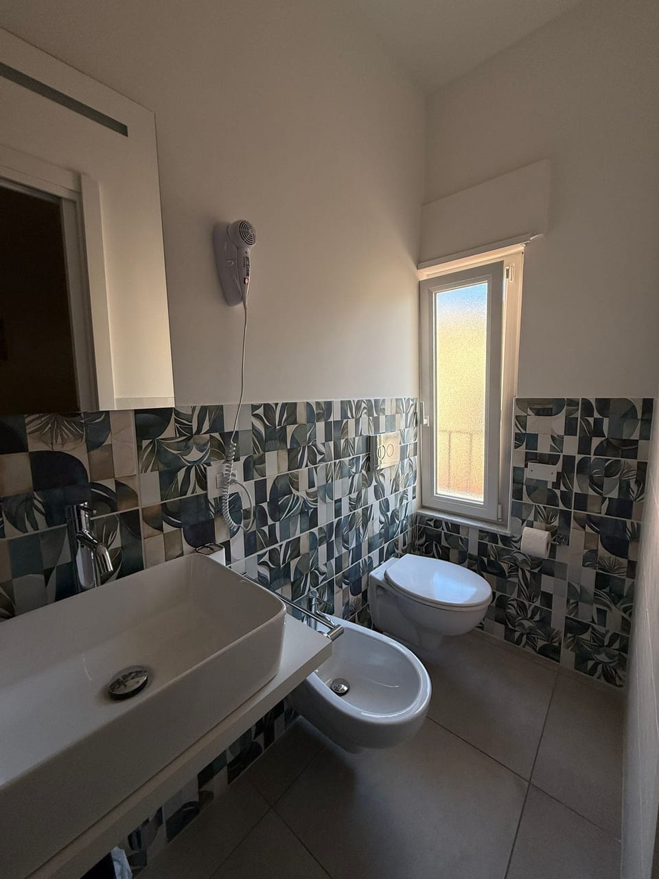 Superior Room | Bathroom | Shower, rainfall showerhead, hair dryer, towels