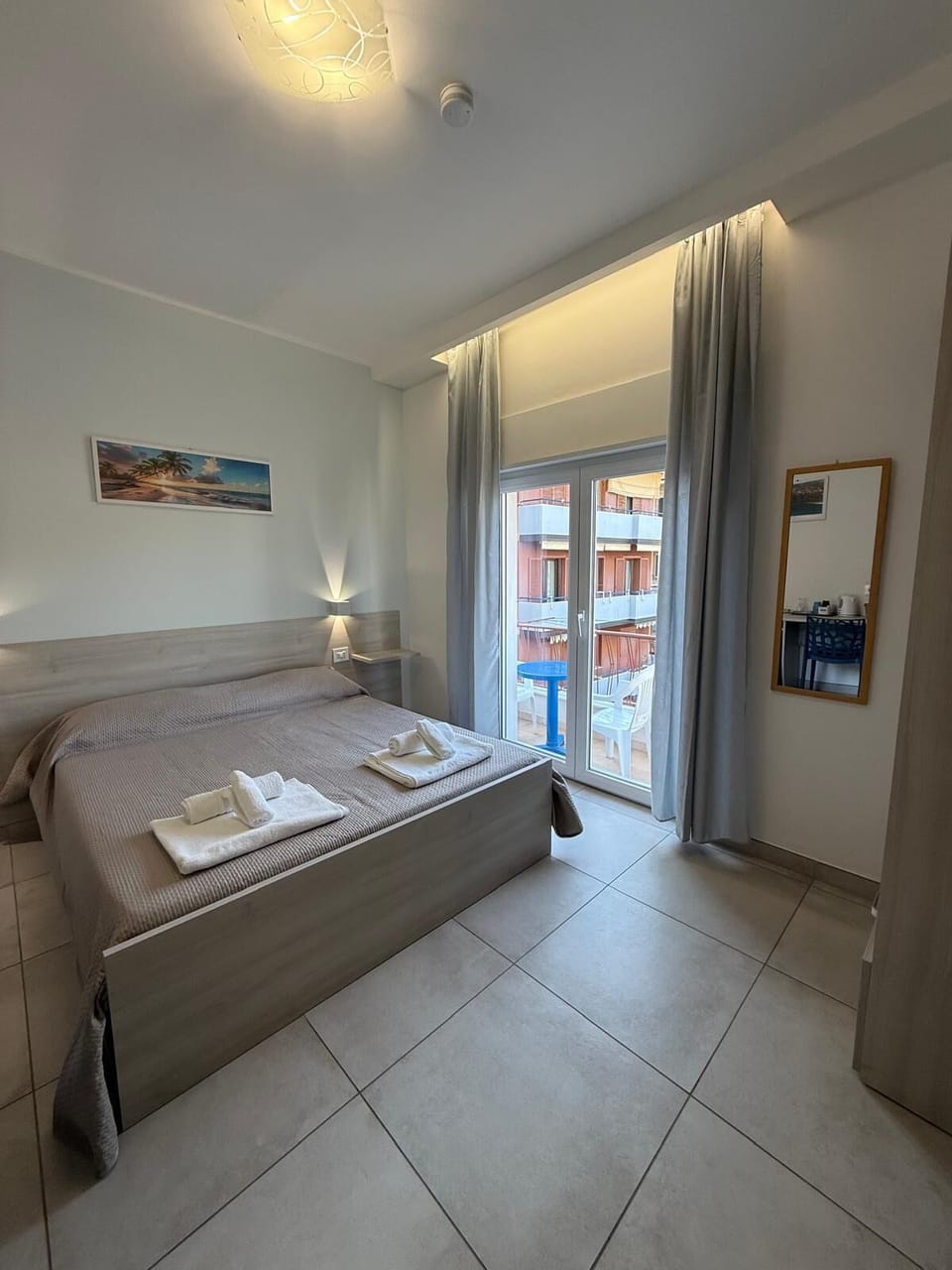 Standard Room | Minibar, in-room safe, desk, laptop workspace
