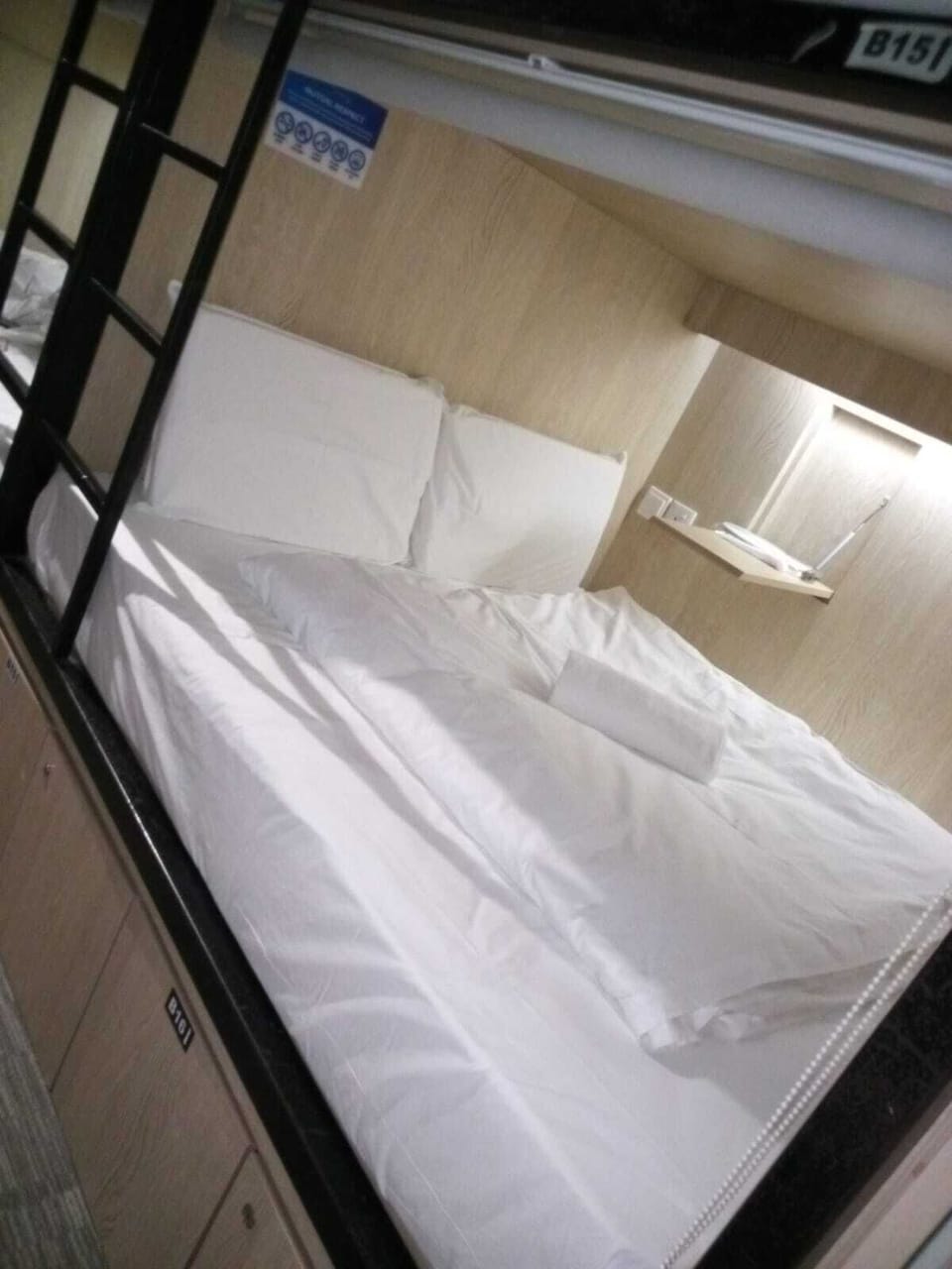 Desk, laptop workspace, WiFi (free), individually furnished