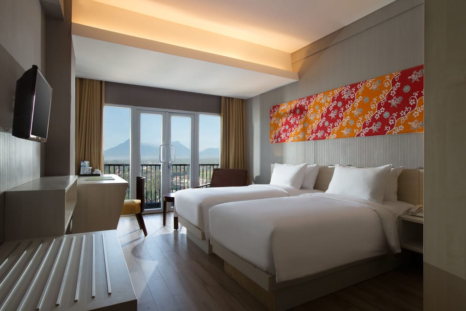 Deluxe Room, 2 Twin Beds | Minibar, in-room safe, desk, laptop workspace
