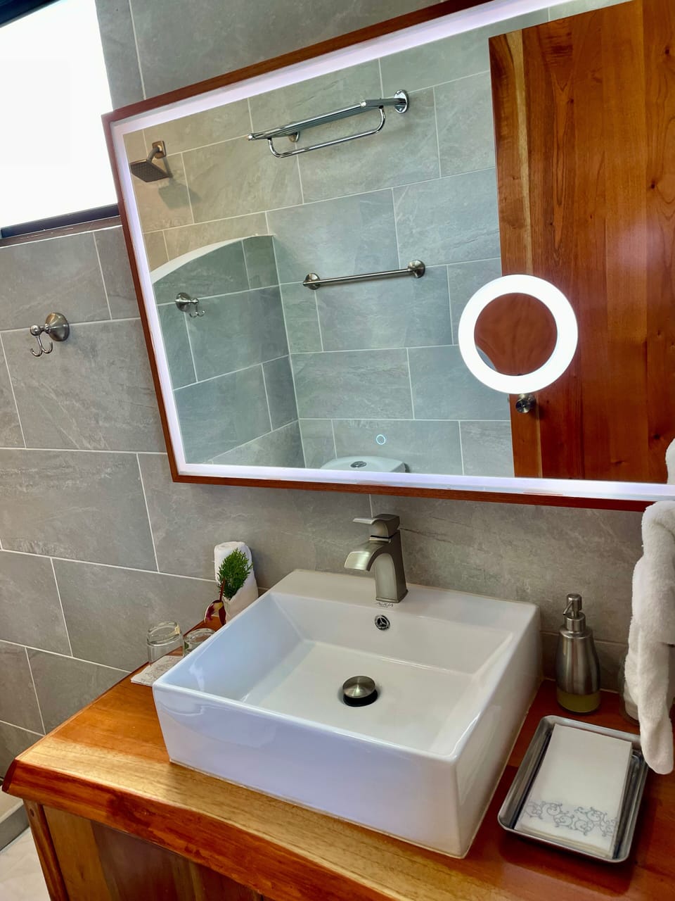 Comfort Suite, Lake View, Tower | Bathroom | Shower, rainfall showerhead, free toiletries, hair dryer