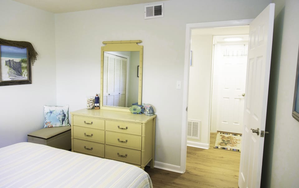 Queen Bedroom 