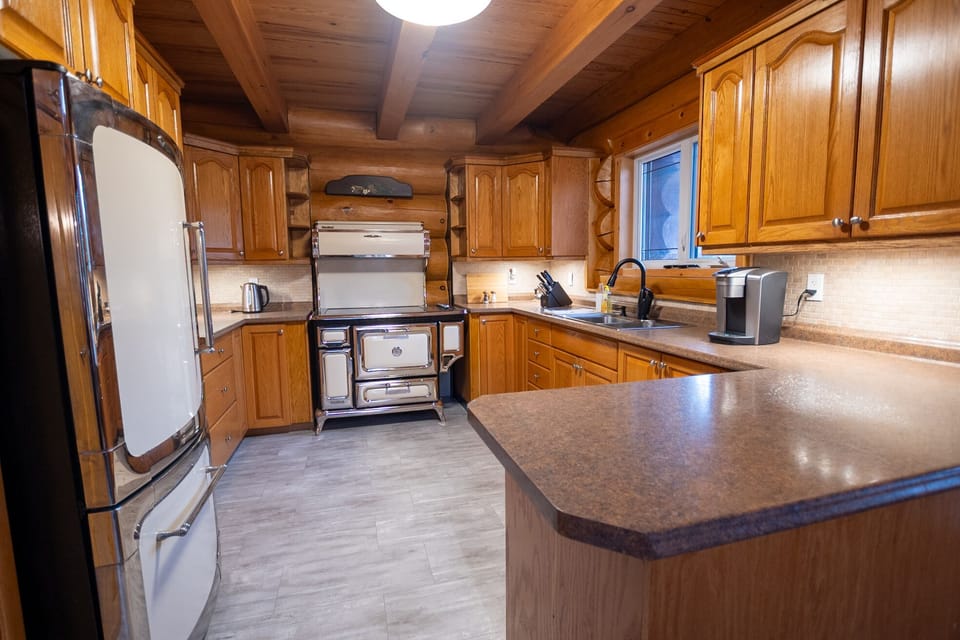 Kitchen, fully stocked 