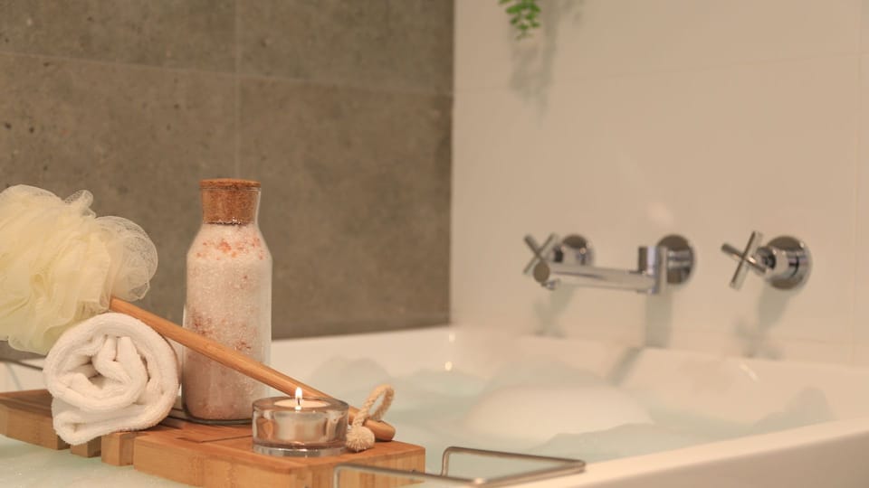 Natures Nest on Nari | Bathroom | Bath