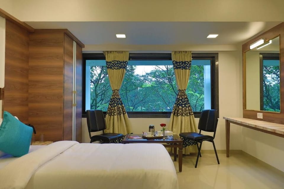 Executive Room | Desk, iron/ironing board, free WiFi