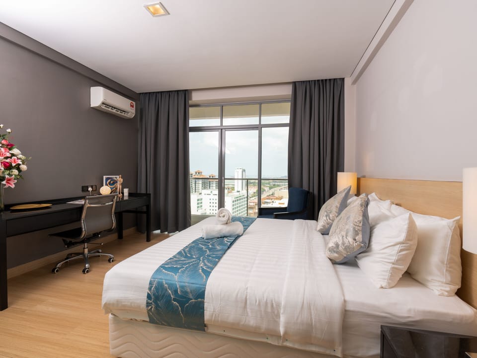 Deluxe Room, 1 Queen Bed | Soundproofing, iron/ironing board
