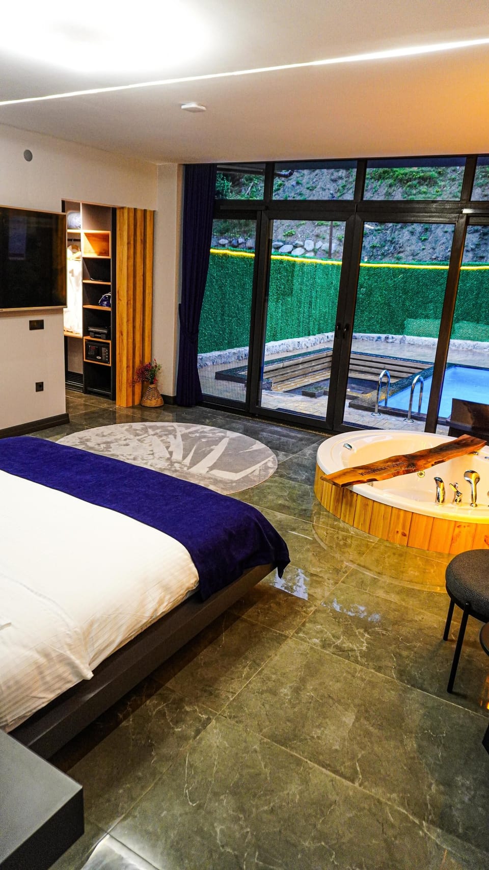 1 bedroom, premium bedding, memory foam beds, free minibar items