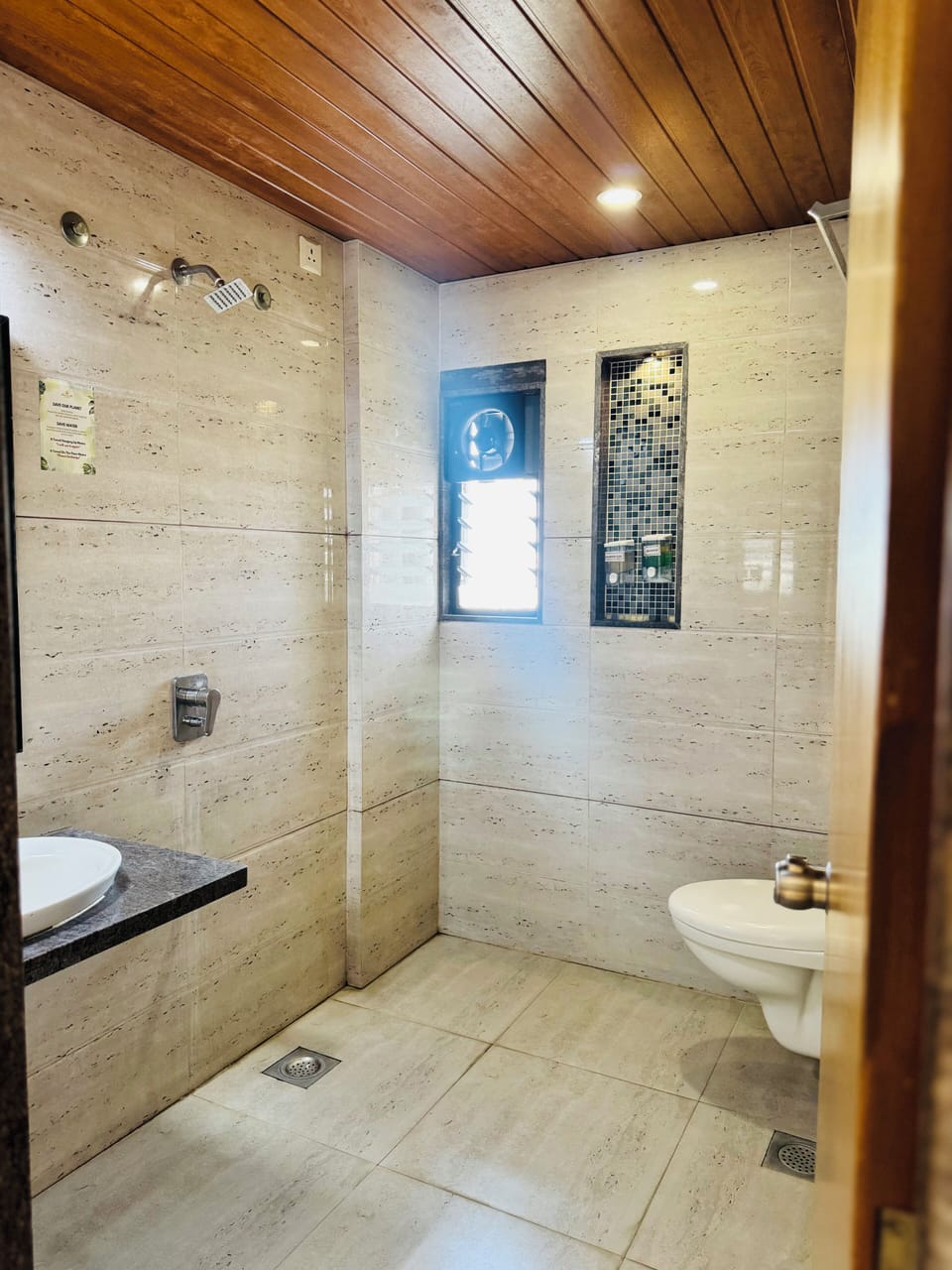 Deluxe Twin Room | Bathroom | Shower, free toiletries, towels