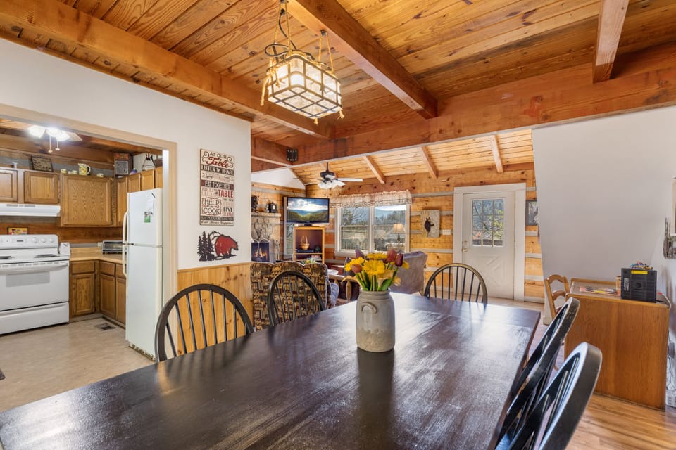Comfort Cabin, 2 Bedrooms, Non Smoking, Hot Tub | In-room dining