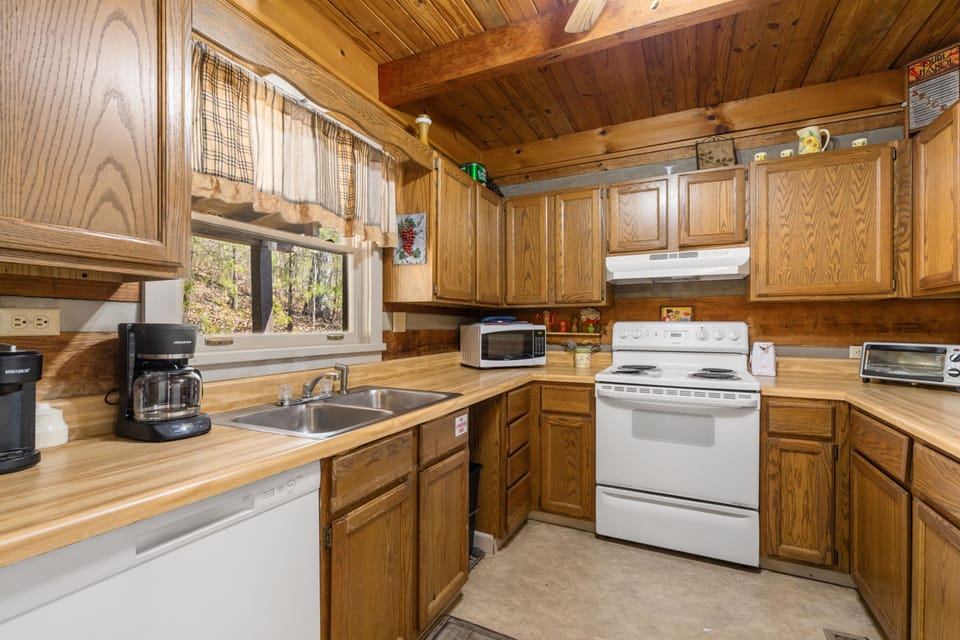 Comfort Cabin, 2 Bedrooms, Non Smoking, Hot Tub | Private kitchen | Fridge, microwave, oven, stovetop