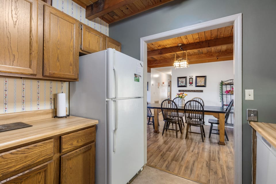 Comfort Cabin, 2 Bedrooms, Non Smoking, Hot Tub | Private kitchen | Fridge, microwave, oven, stovetop
