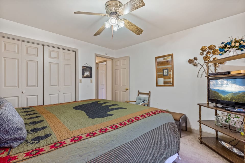Comfort Cabin, 2 Bedrooms, Non Smoking, Hot Tub | 2 bedrooms, individually decorated, individually furnished, desk