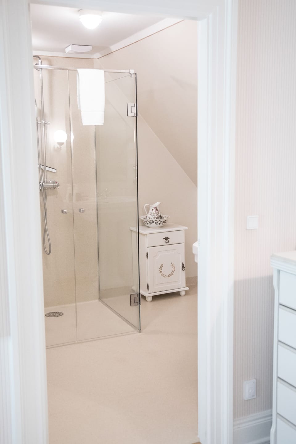 Royal Double Room | Bathroom | Shower, rainfall showerhead, hair dryer, towels