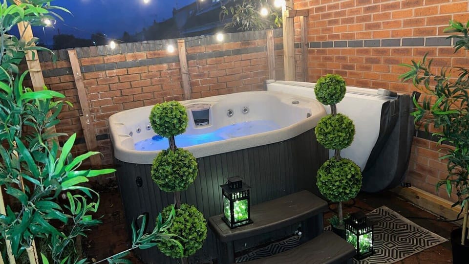 The Cheshire Gathering - Sleeps 24 With Hot Tub