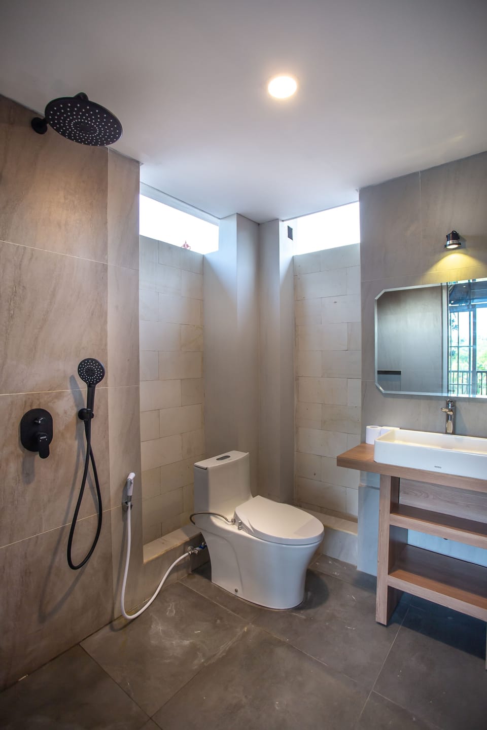 Deluxe Room | Bathroom | Shower, rainfall showerhead, free toiletries, bathrobes