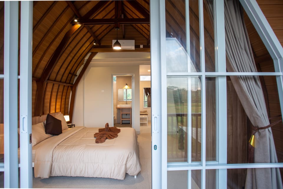 Deluxe Room | Soundproofing, iron/ironing board, free WiFi, bed sheets