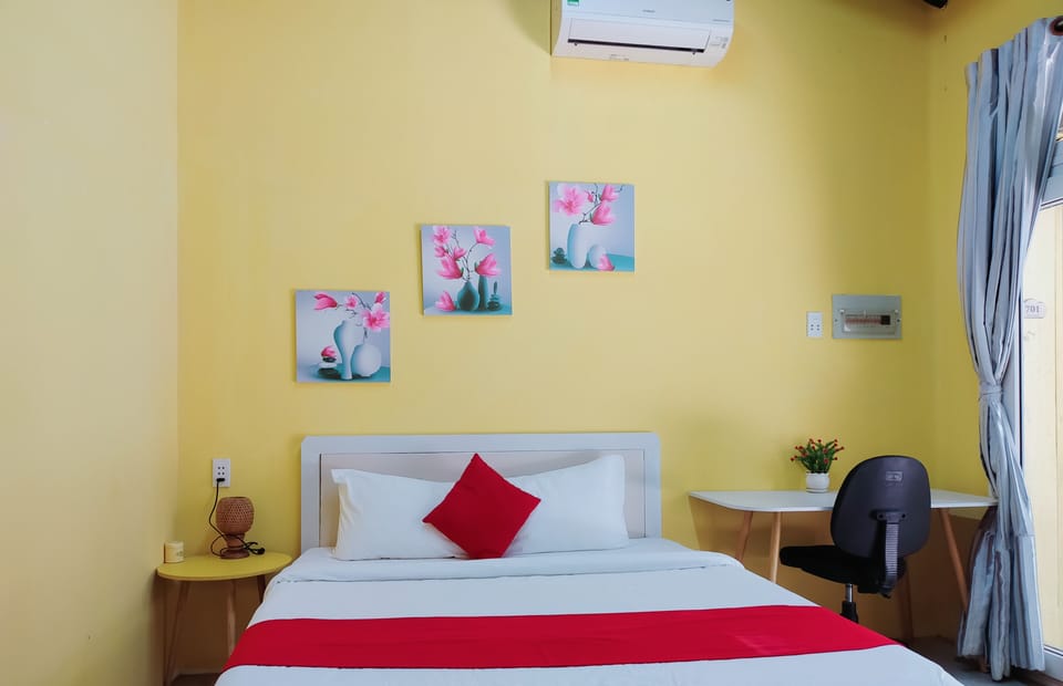 Executive Room | Desk, laptop workspace, soundproofing, iron/ironing board