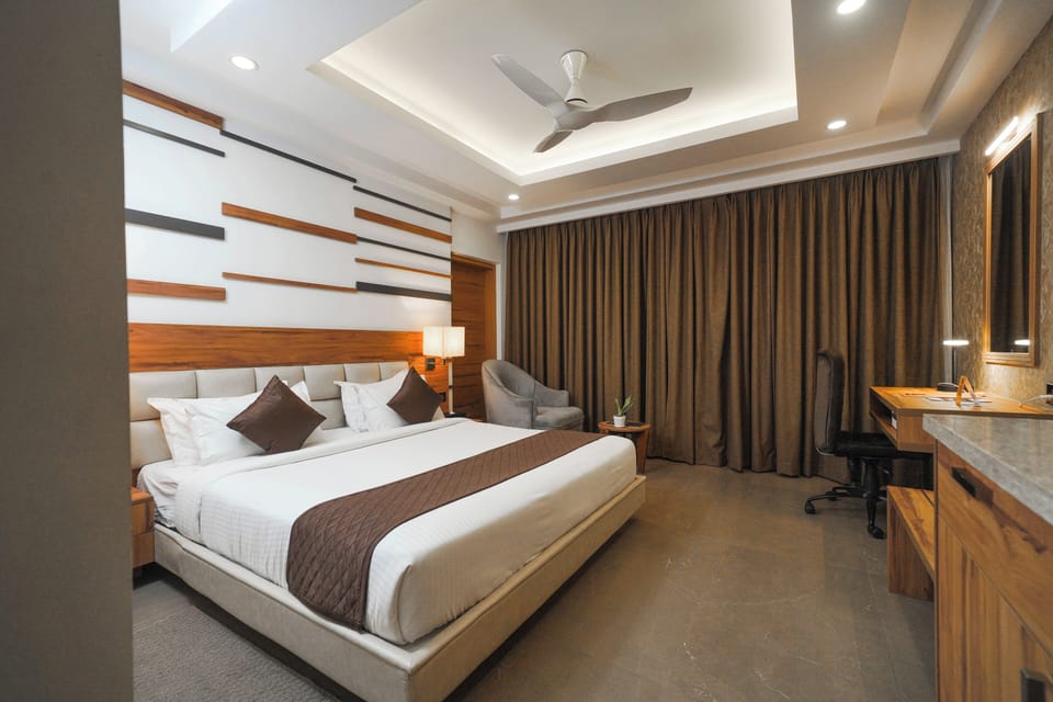 Deluxe Room, 1 King Bed | Egyptian cotton sheets, premium bedding, memory foam beds, in-room safe