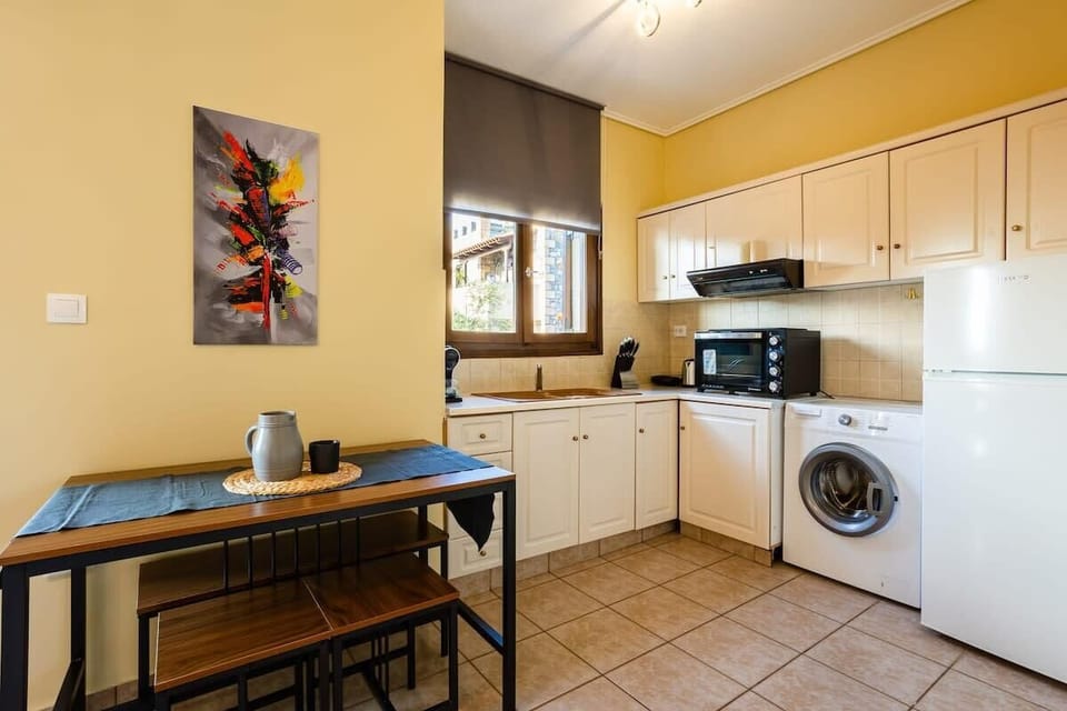 Fully Equipped Kitchen – Modern and functional kitchen with all essential appliances.