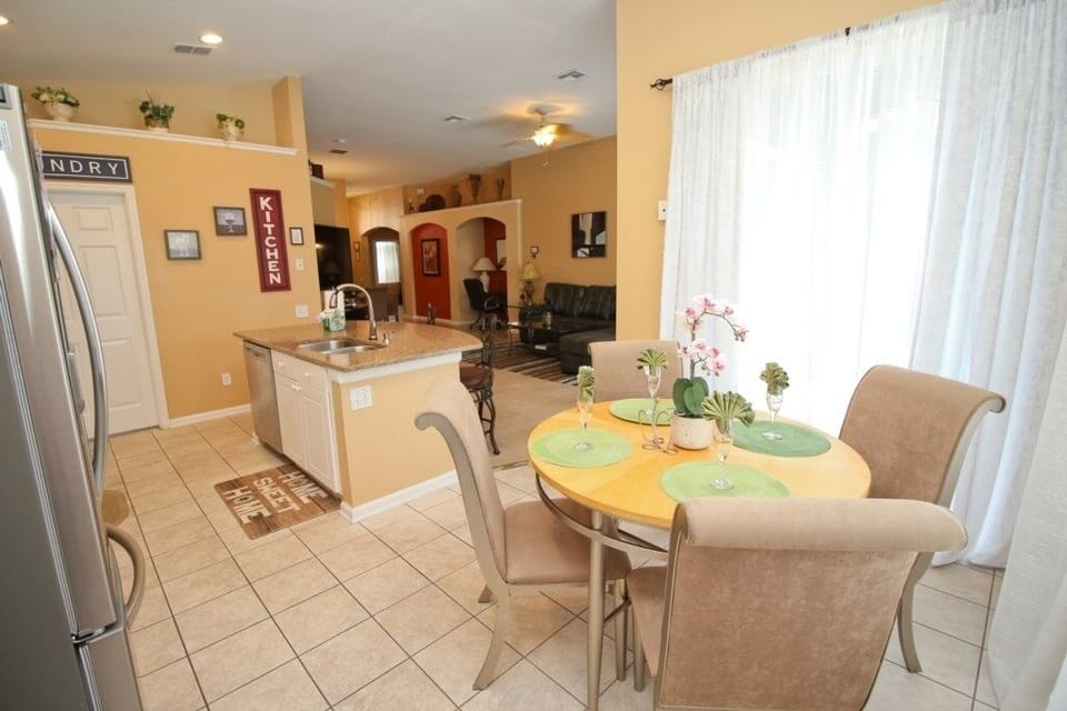 Villa, 4 Bedrooms | Dining