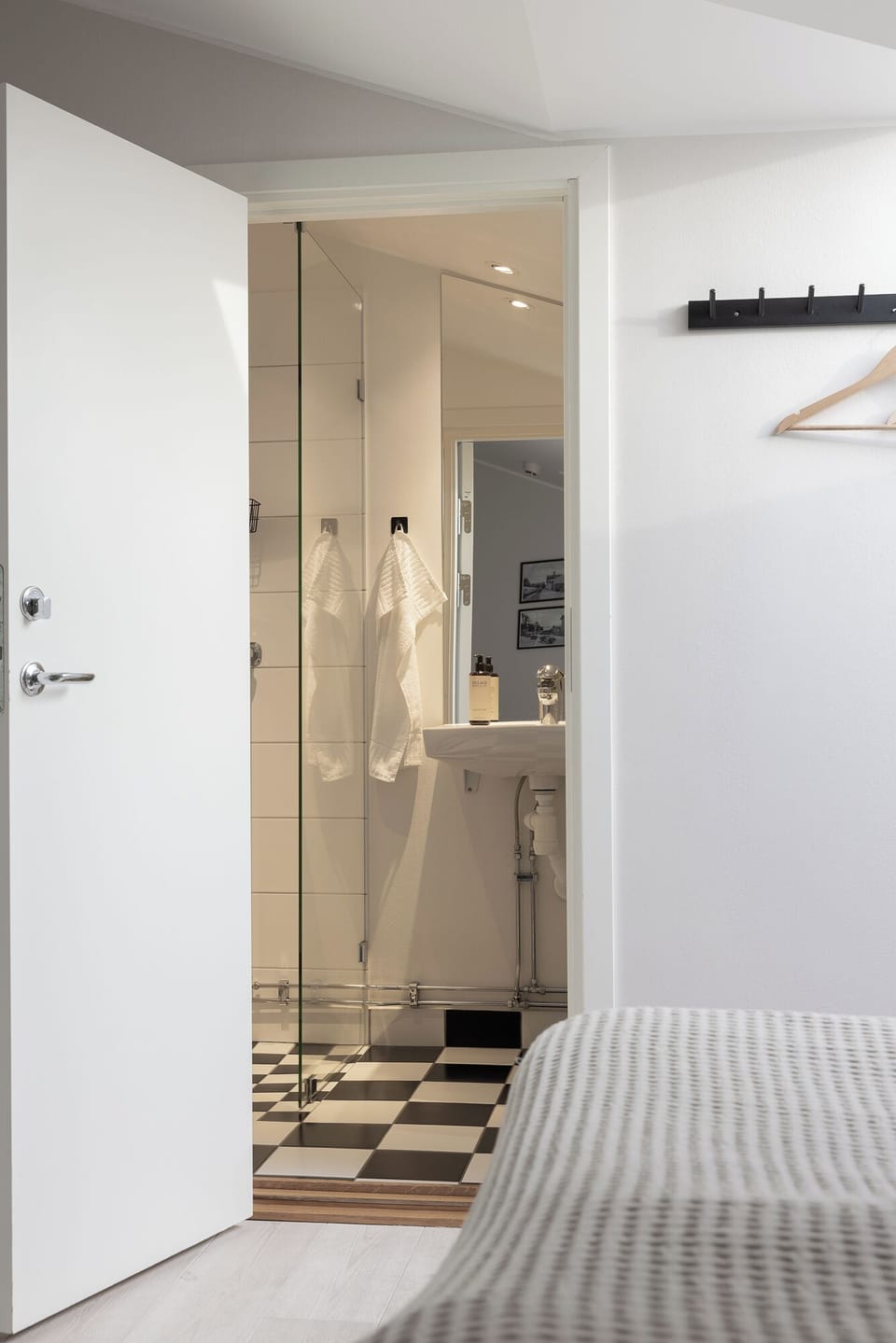 Double Room | Bathroom | Shower, free toiletries, hair dryer, towels
