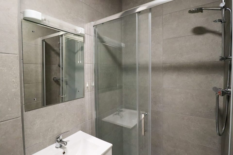 Apartment | Bathroom | Shower, free toiletries, hair dryer, towels