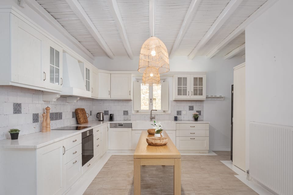 Luxury Villa | Private kitchen | Fridge, microwave, oven, stovetop