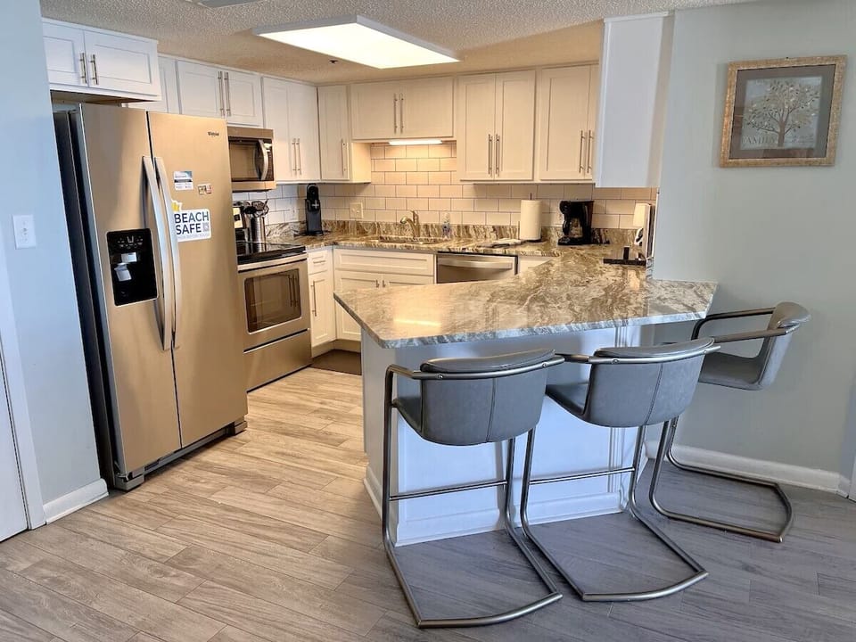 Fully-equipped Kitchen with Breakfast Bar for 3.