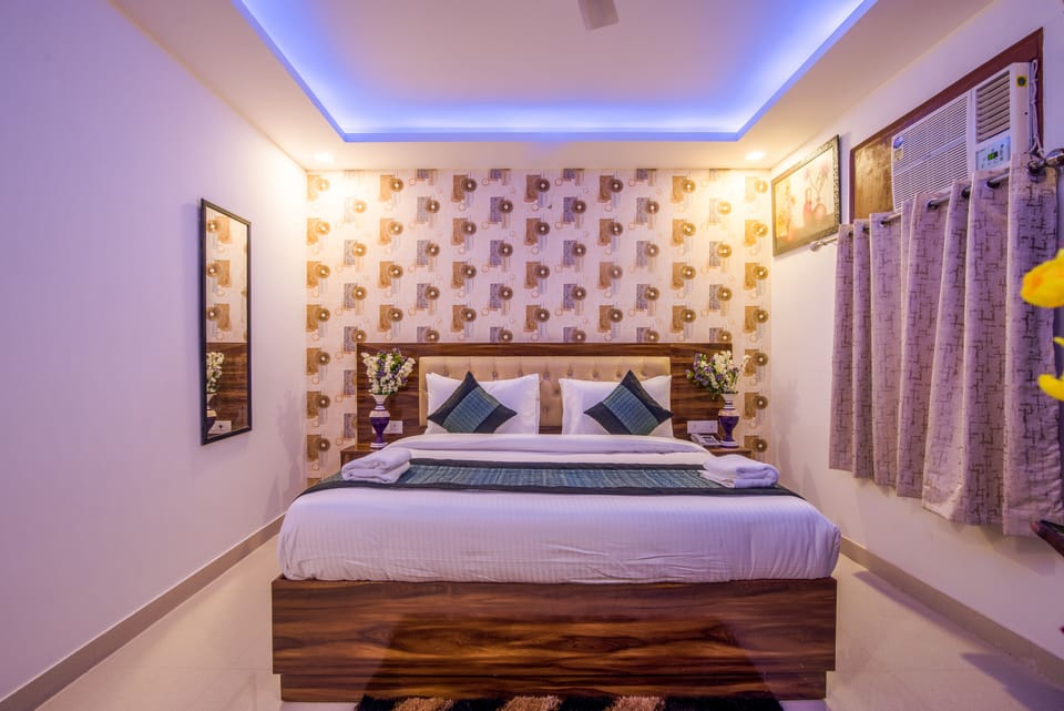 Deluxe Room | Egyptian cotton sheets, premium bedding, memory foam beds, desk