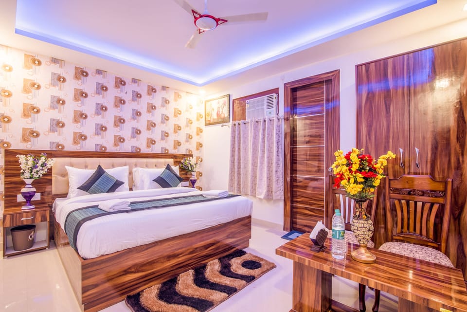 Deluxe Room | Egyptian cotton sheets, premium bedding, memory foam beds, desk