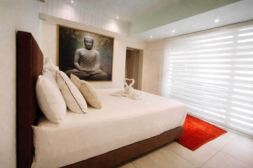 SUITE 208 | Egyptian cotton sheets, premium bedding, down comforters, in-room safe