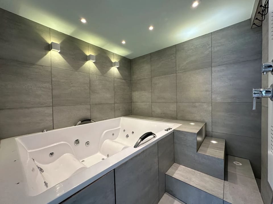 Body treatments, hydrotherapy, aromatherapy, hot stone massages