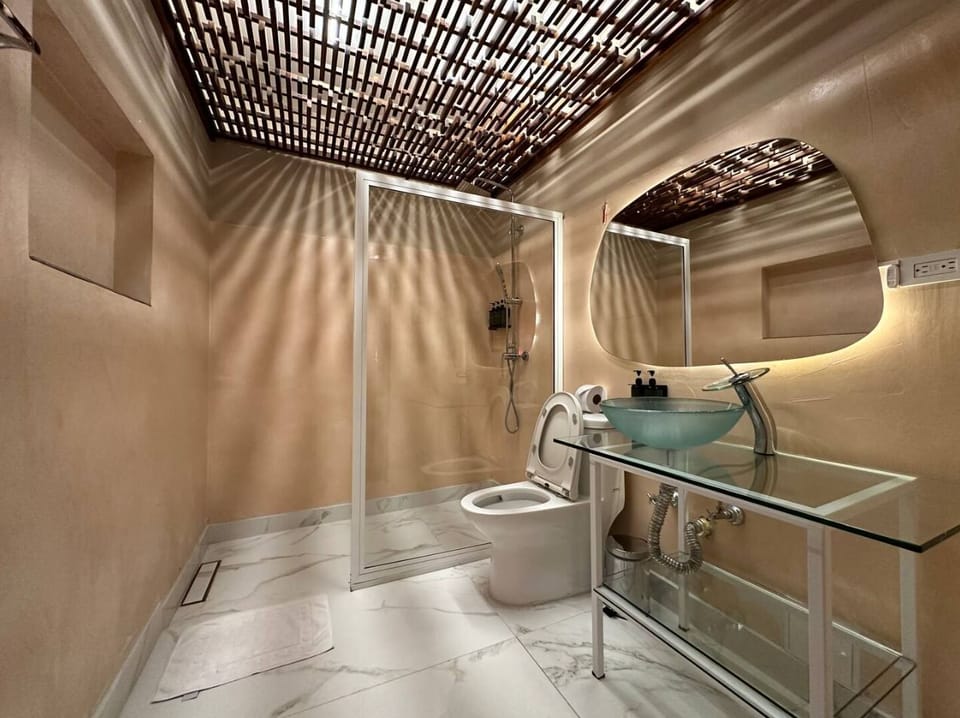 Junior Suite | Bathroom | Free toiletries, towels, soap, toilet paper