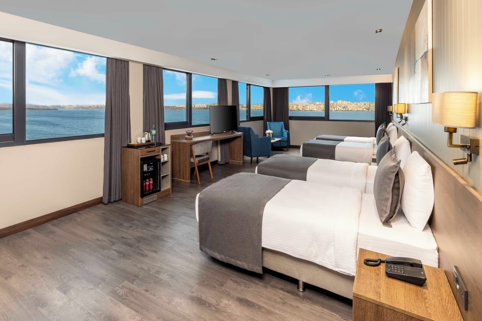 Corner Family Suite Lake View | Premium bedding, minibar, in-room safe, desk