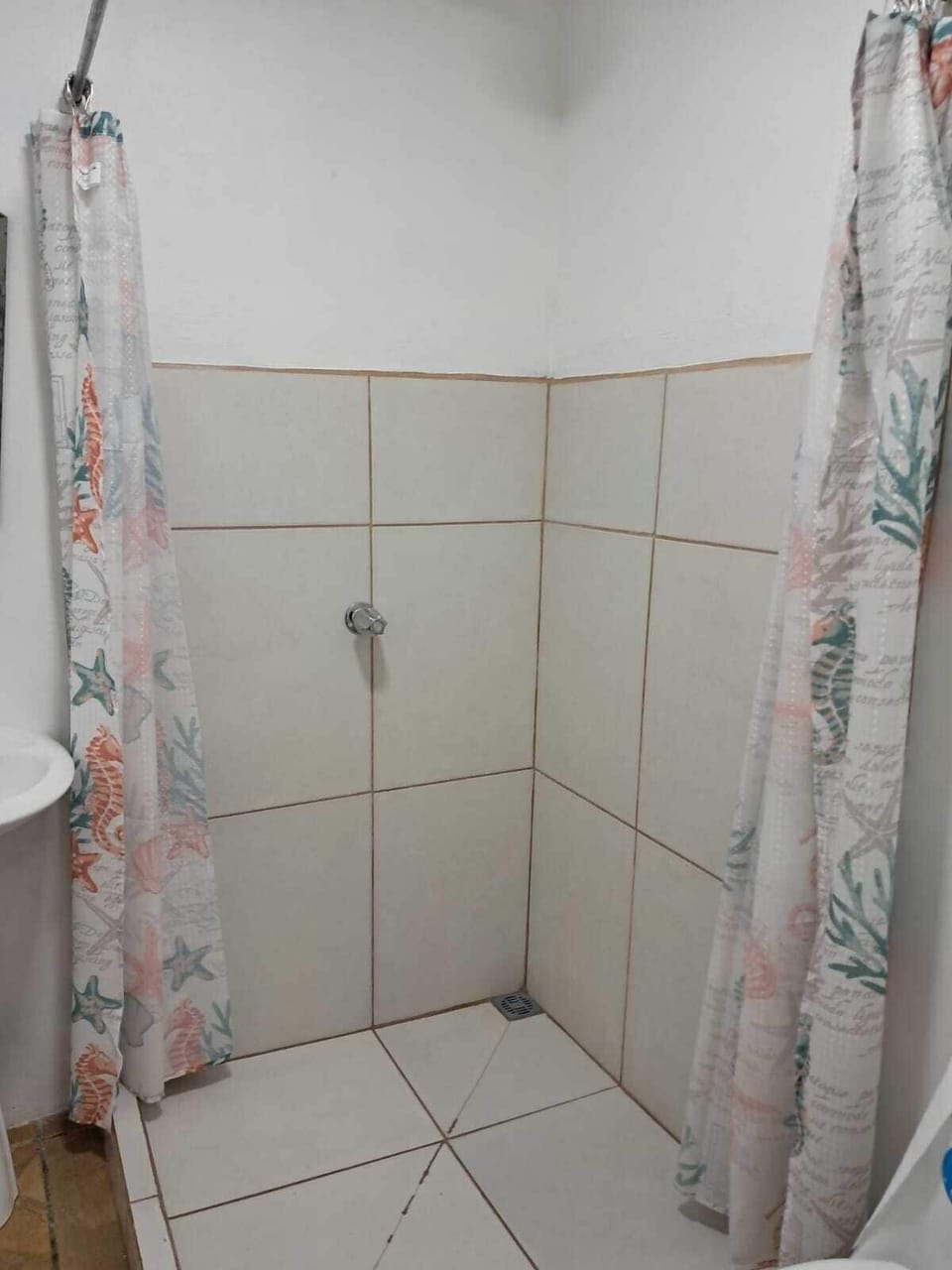 Classic Triple Room | Bathroom | Free toiletries