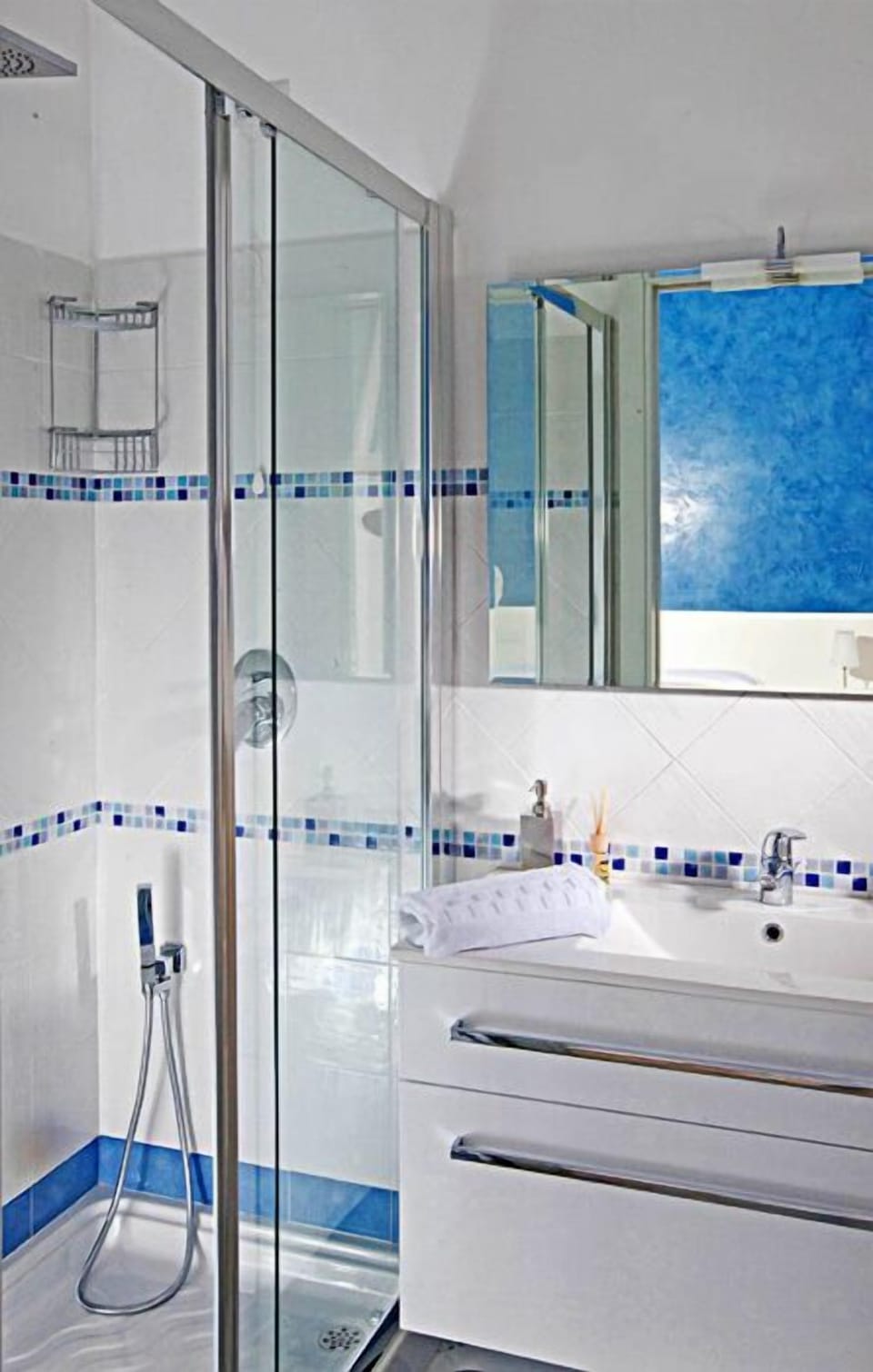 Shower, free toiletries, hair dryer, bidet