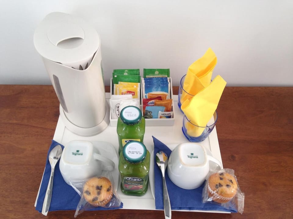 Coffee/tea maker, electric kettle