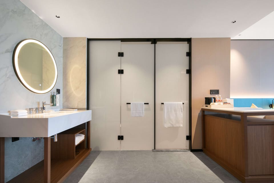 Deluxe Room, 1 King Bed | Bathroom