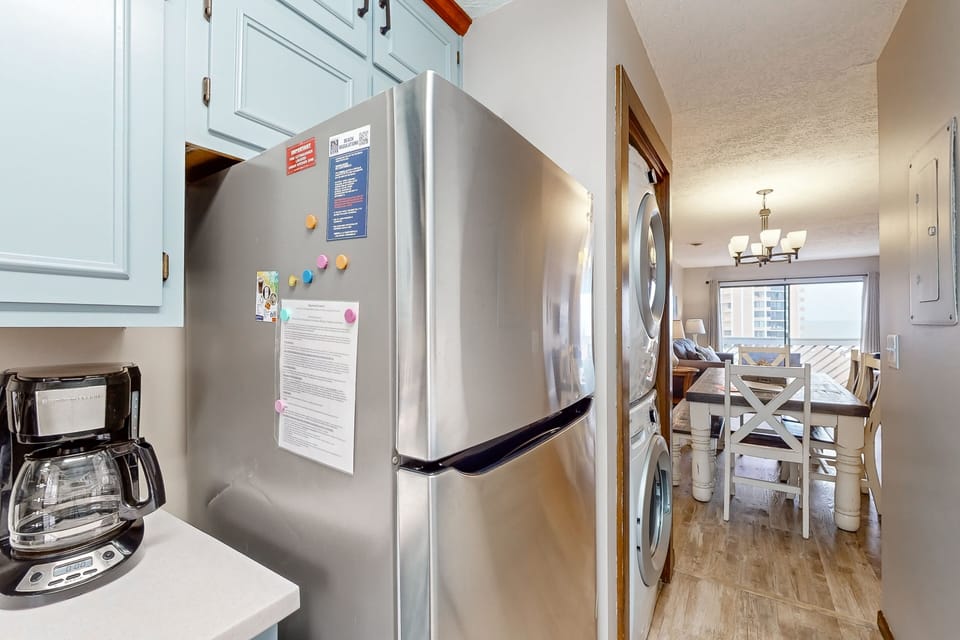 Relaxing condo with pools, hot tub, & ocean view - walk to the beach Apartment in South Carolina