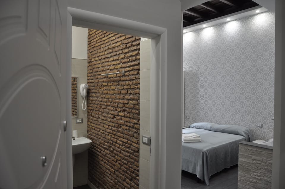 Suite, Hot Tub | Minibar, in-room safe, desk, soundproofing