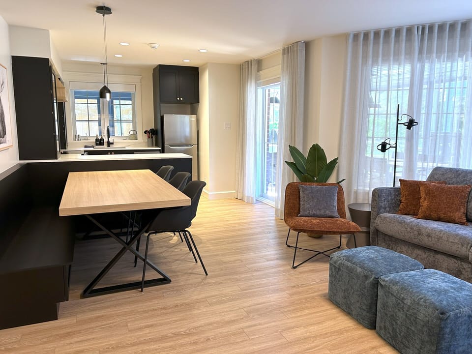 Deluxe Studio Suite, Courtyard View | Living area | 55-inch flat-screen TV with cable channels, fireplace