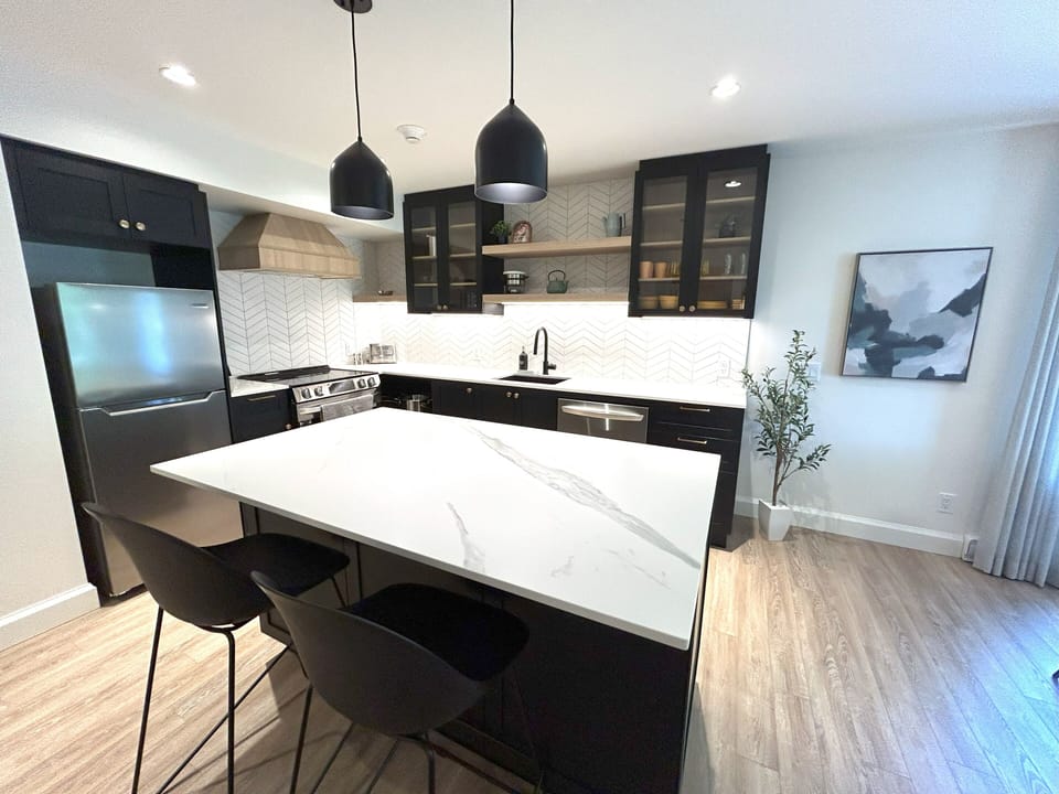 Signature Suite, Courtyard View | Private kitchen | Fridge, microwave, oven, stovetop