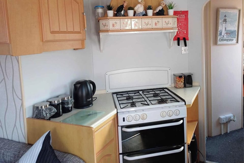 Chalet | Private kitchen | Fridge, microwave, oven, stovetop