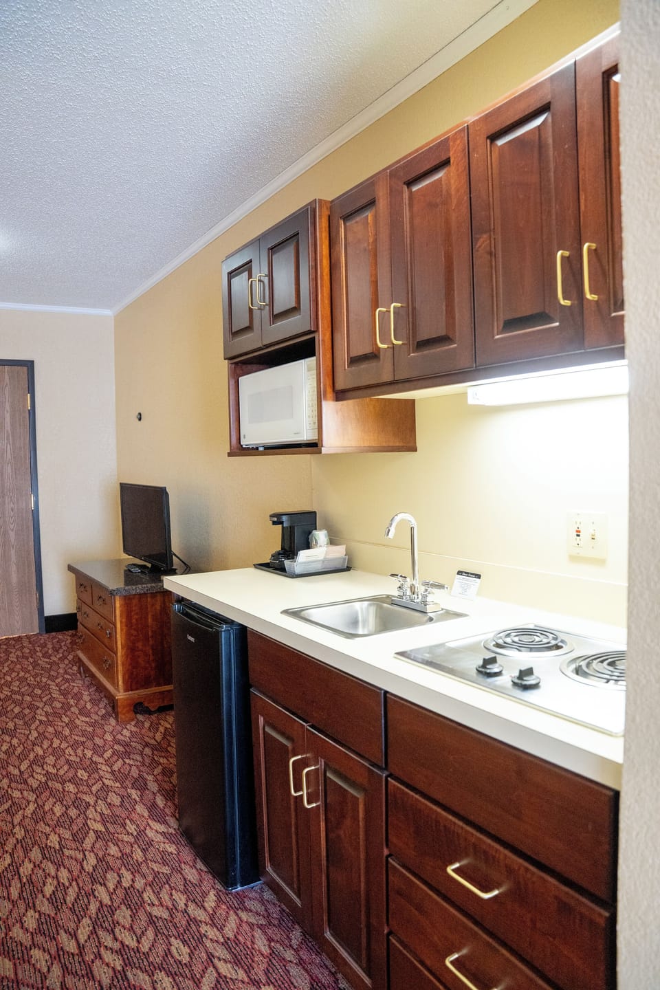 Executive Suite | Pillowtop beds, desk, iron/ironing board, cribs (free)
