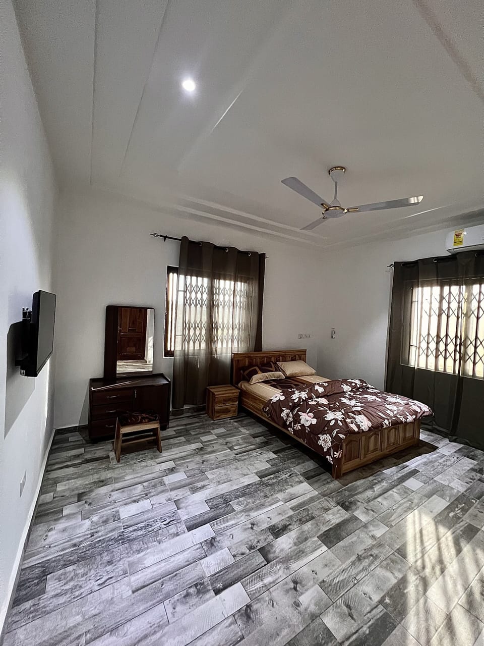 Comfort House | 5 bedrooms, in-room safe, desk, iron/ironing board