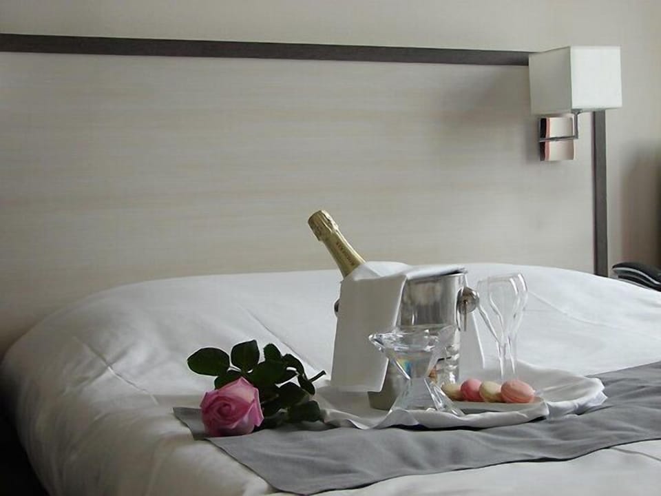 Desk, laptop workspace, soundproofing, free cribs/infant beds