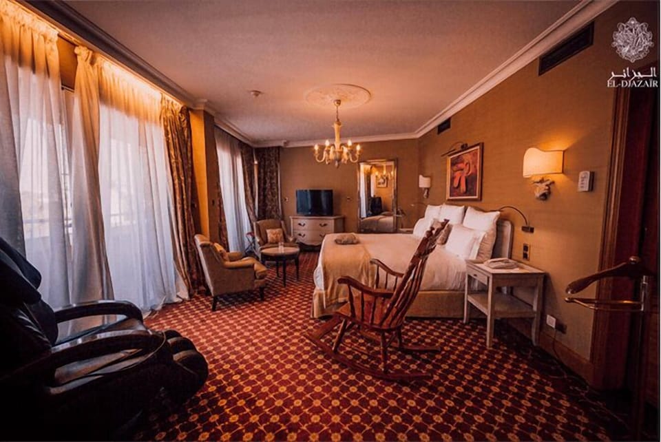 Senior Suite | Premium bedding, minibar (free items), in-room safe, laptop workspace
