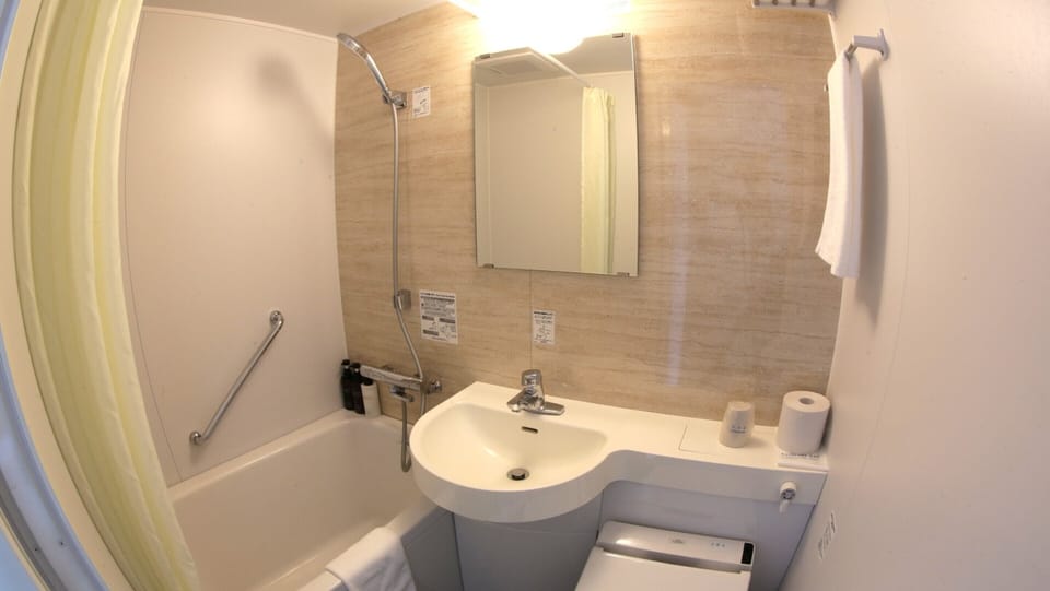 Superior Single Room | Bathroom | Combined shower/tub, hair dryer, bathrobes, towels